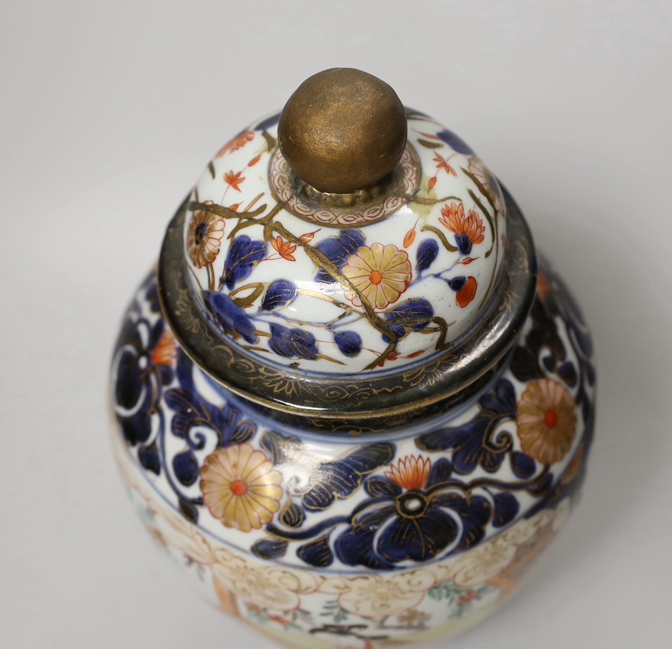 A late 17th/early 18th century Japanese Arita vase and cover, 27cm